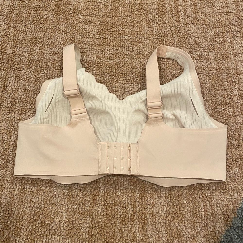 Comfelie Airlite Breathable Seamless Wireless Bra Medium Nude Scalloped Molded - Picture 2 of 7